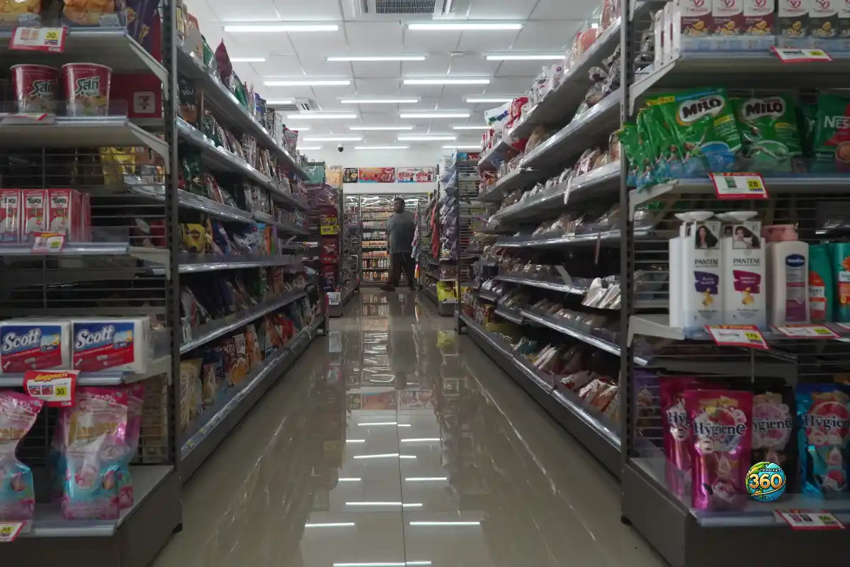 Allée intérieure d’un supermarché 7-Eleven à Phuket avec rayons alimentaires éclairés