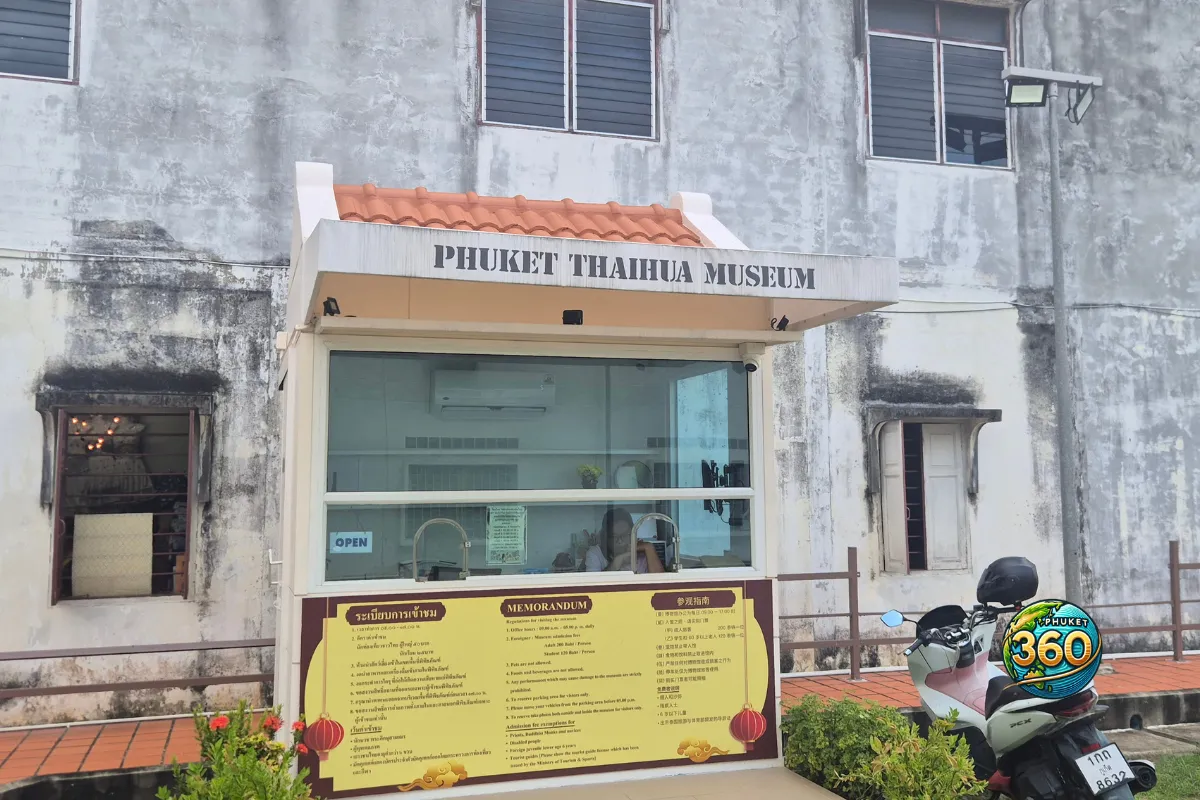 Guichet d’accueil du Phuket Thai Hua Museum avec informations de visite