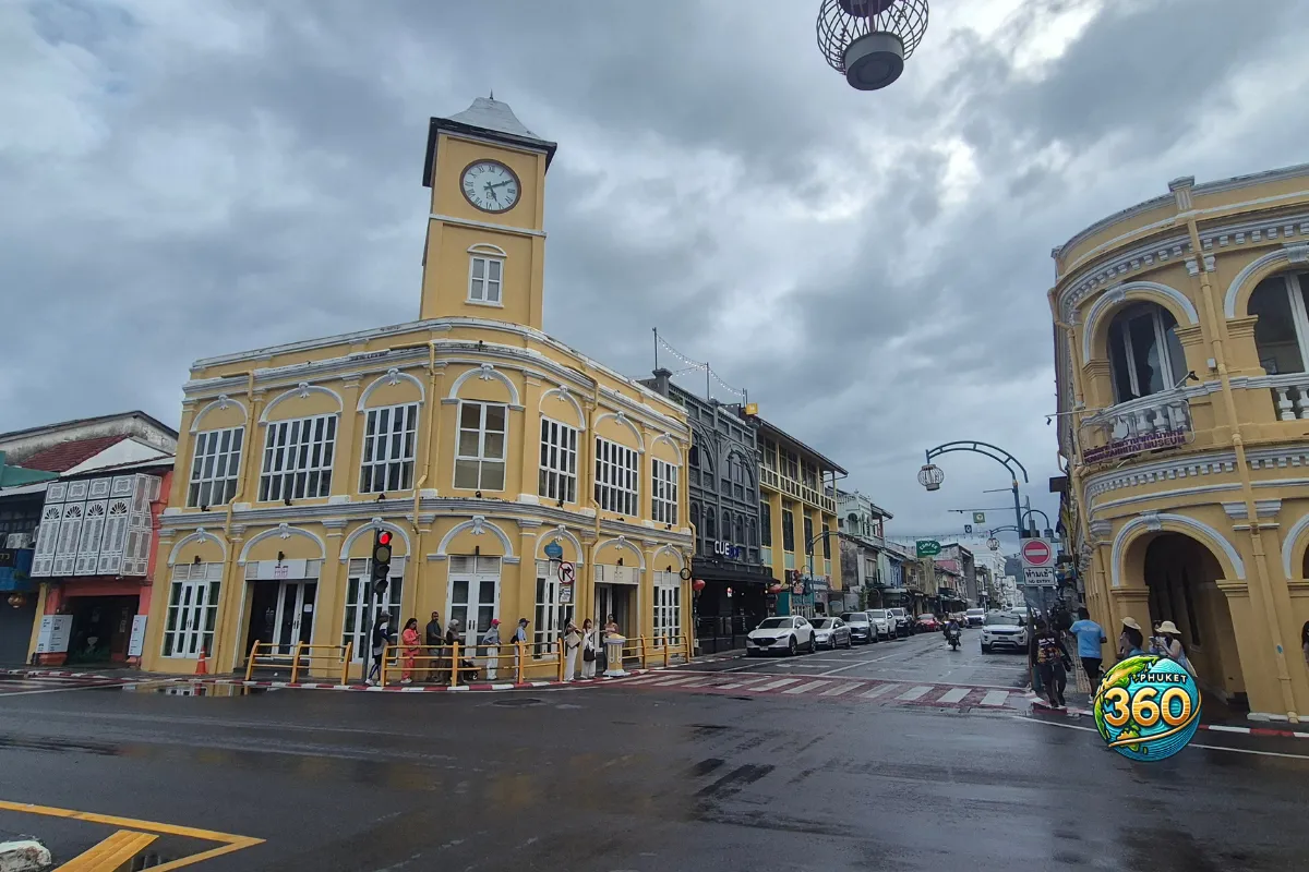 Bâtiment jaune avec horloge dans le centre historique de Phuket Old Town