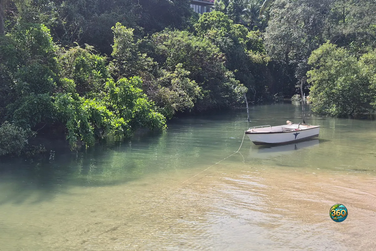 Petit bateau amarré dans une crique calme près d’Ao Yon Beach à Phuket, entourée de végétation tropicale