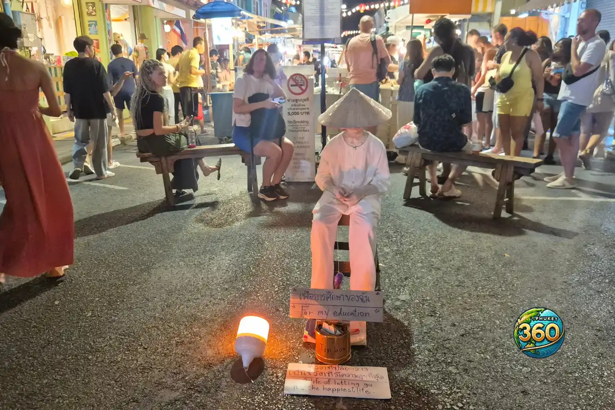 Artiste de rue au Lard Yai Night Market dans Phuket Old Town à Phuket