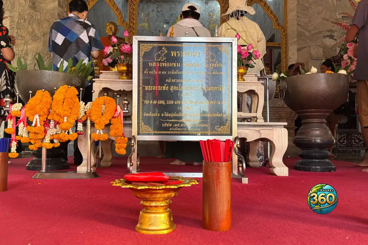 Autel avec fleurs, encens et offrandes dans le temple Wat Chalong à Phuket