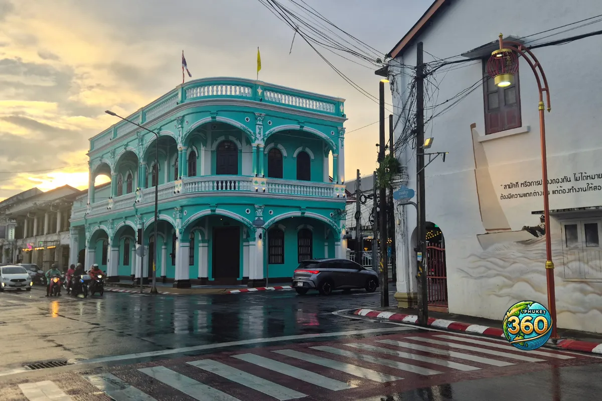 Bâtiment turquoise de style sino-portugais dans les rues de Phuket Old Town après la pluie