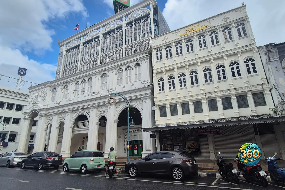 Bâtiments blancs de style sino-portugais dans une rue de Phuket Old Town