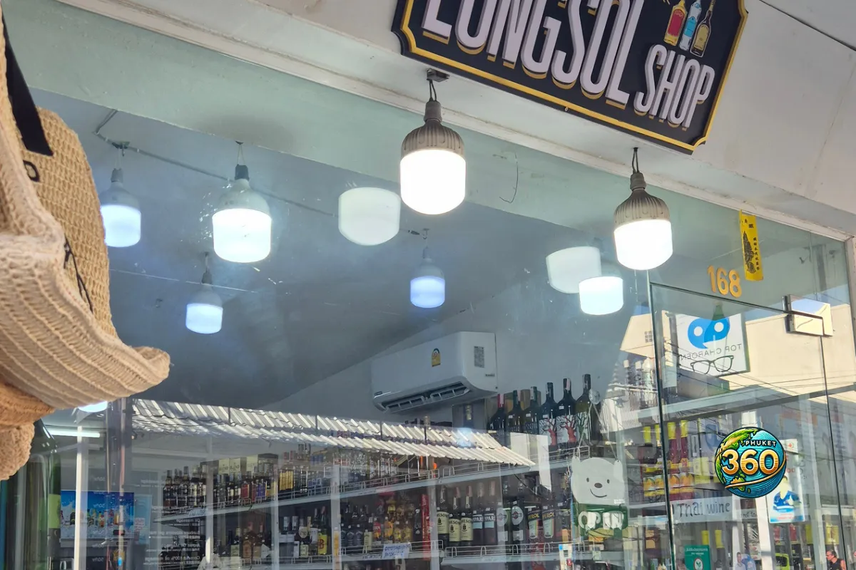 Boutique d’alcool à Phuket avec bouteilles de vin et spiritueux visibles en vitrine