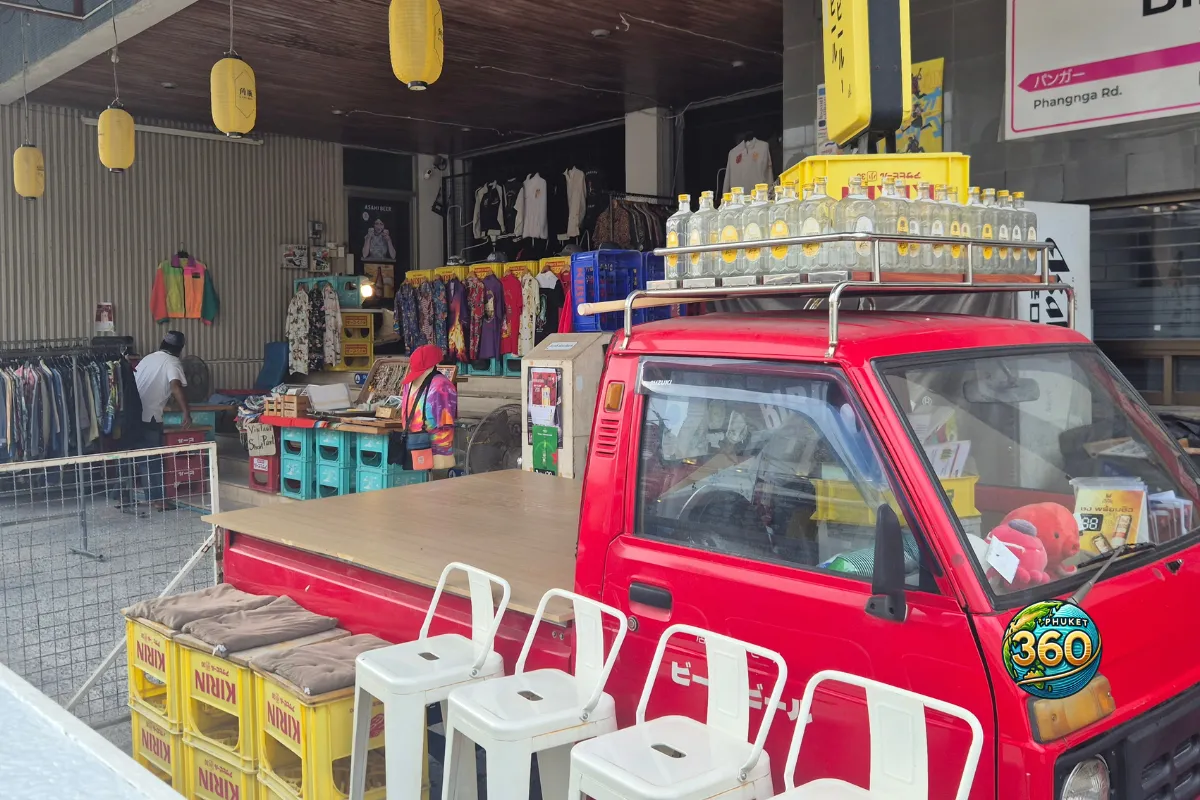 Boutique de vêtements avec pickup rouge dans une rue de Phuket Old Town