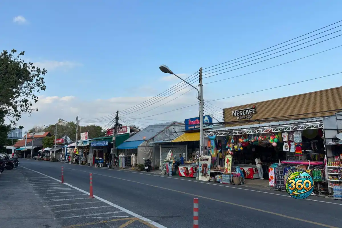 Boutiques et stands de souvenirs près du parking de Promthep Cape Phuket