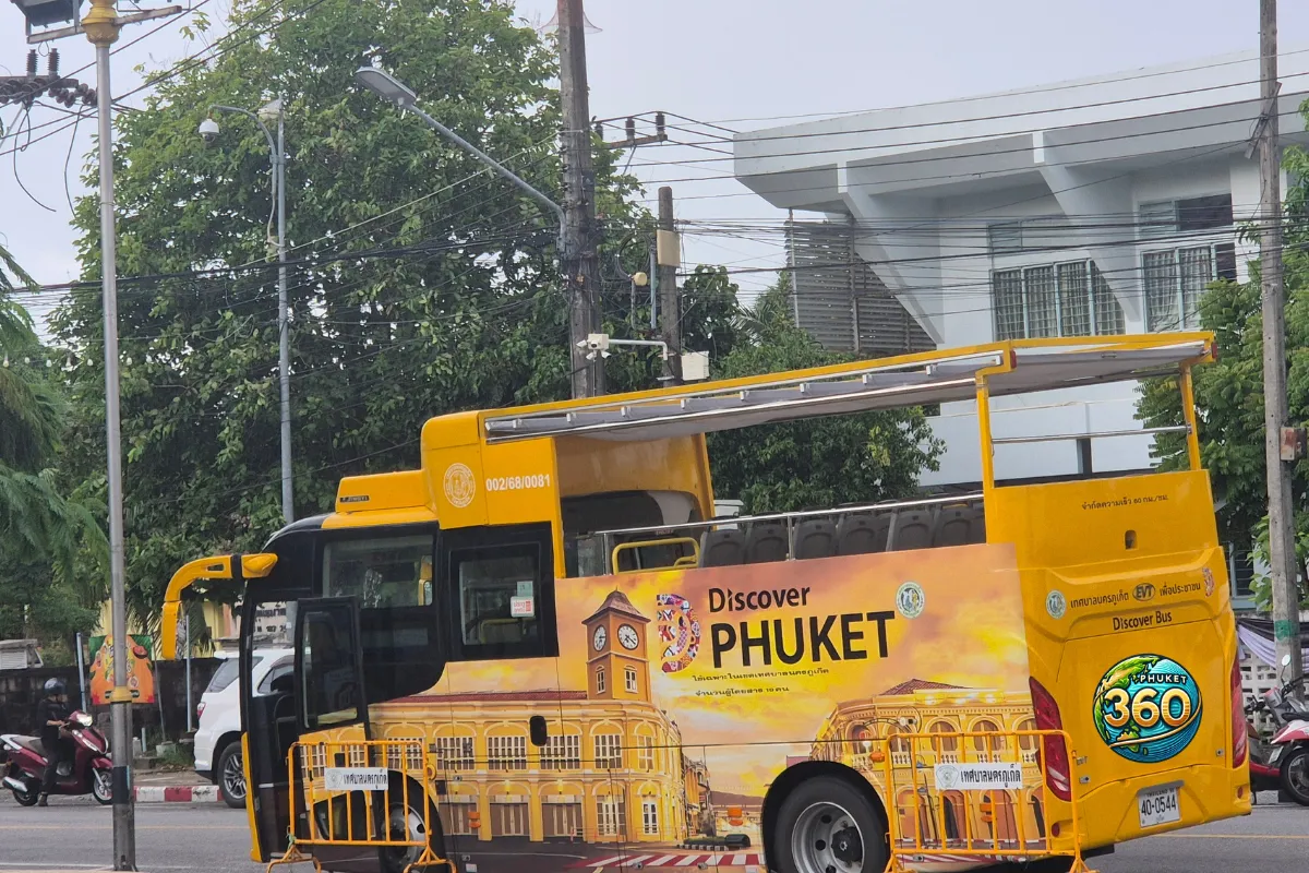 Bus touristique jaune Discover Phuket circulant près de Phuket Old Town