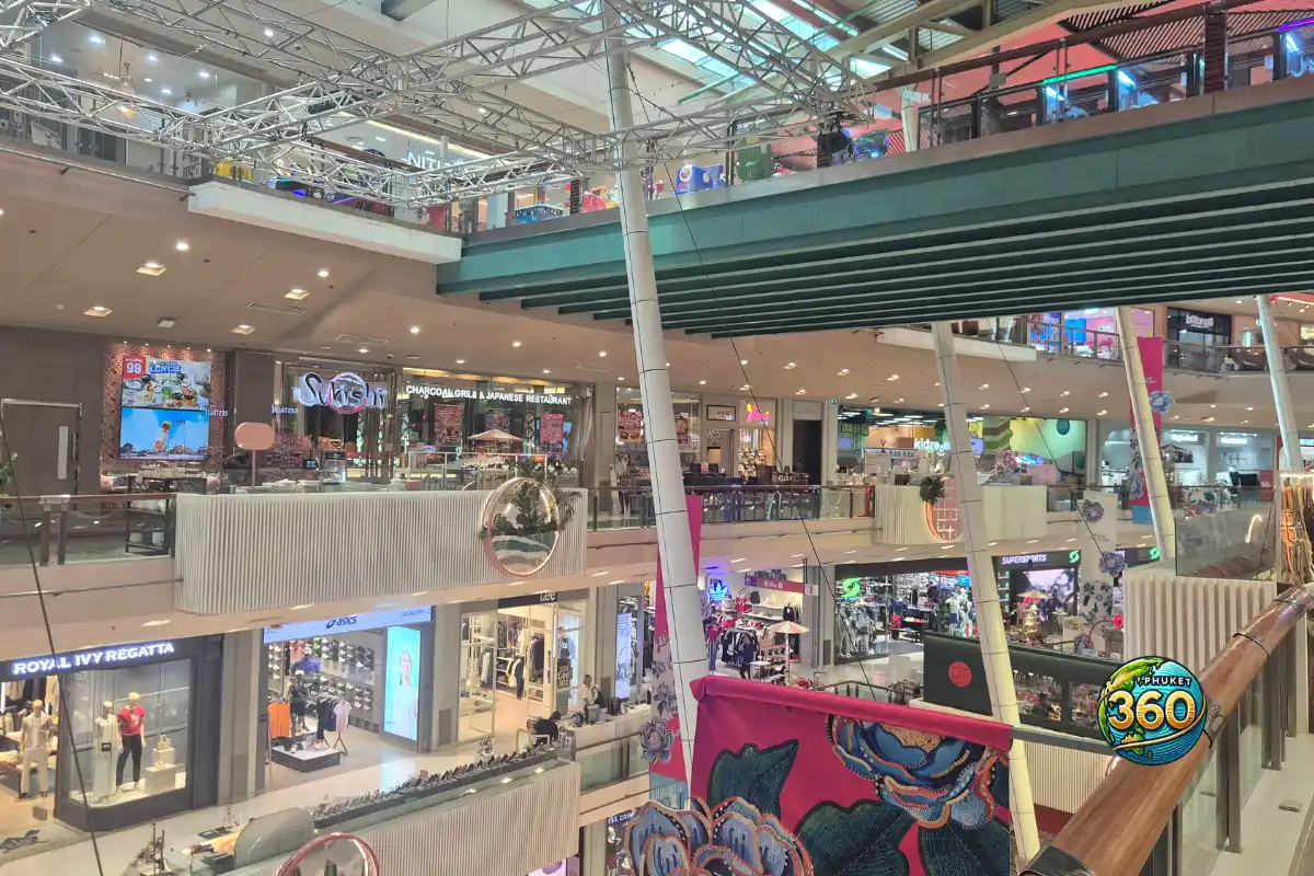 Vue de l’atrium principal avec restaurants et boutiques dans Central Phuket à Phuket