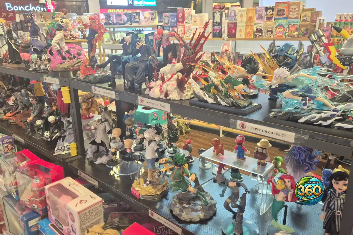 Figurines manga et anime exposées dans une boutique spécialisée à Central Phuket