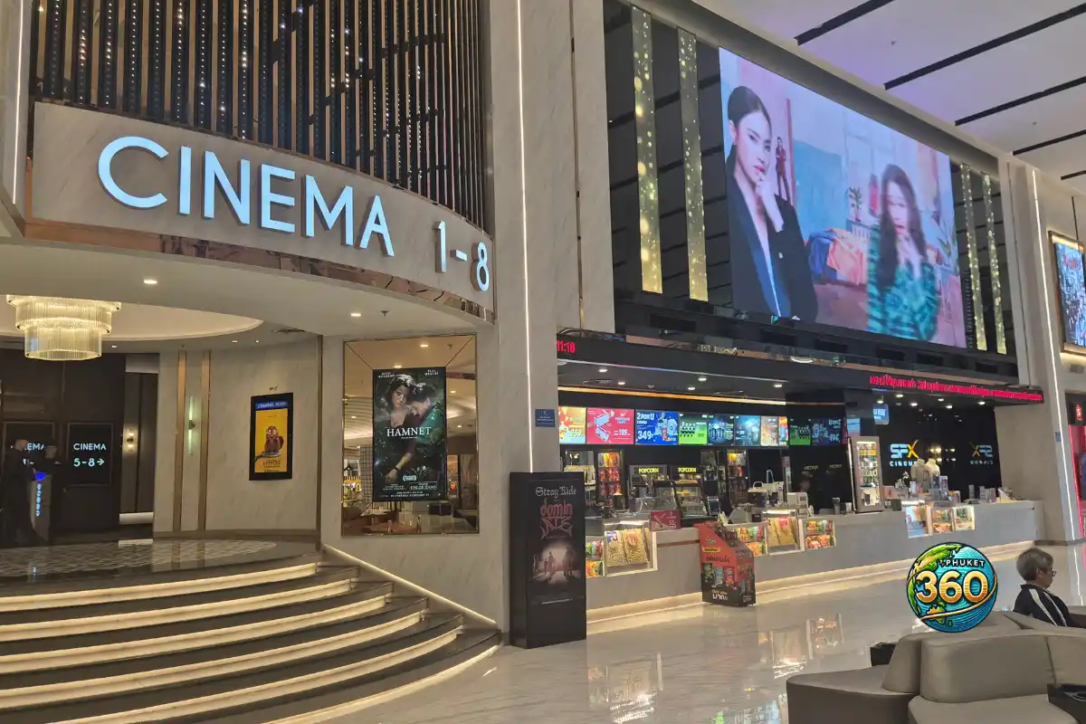 Entrée du complexe cinéma avec guichets et salles de projection à Central Phuket