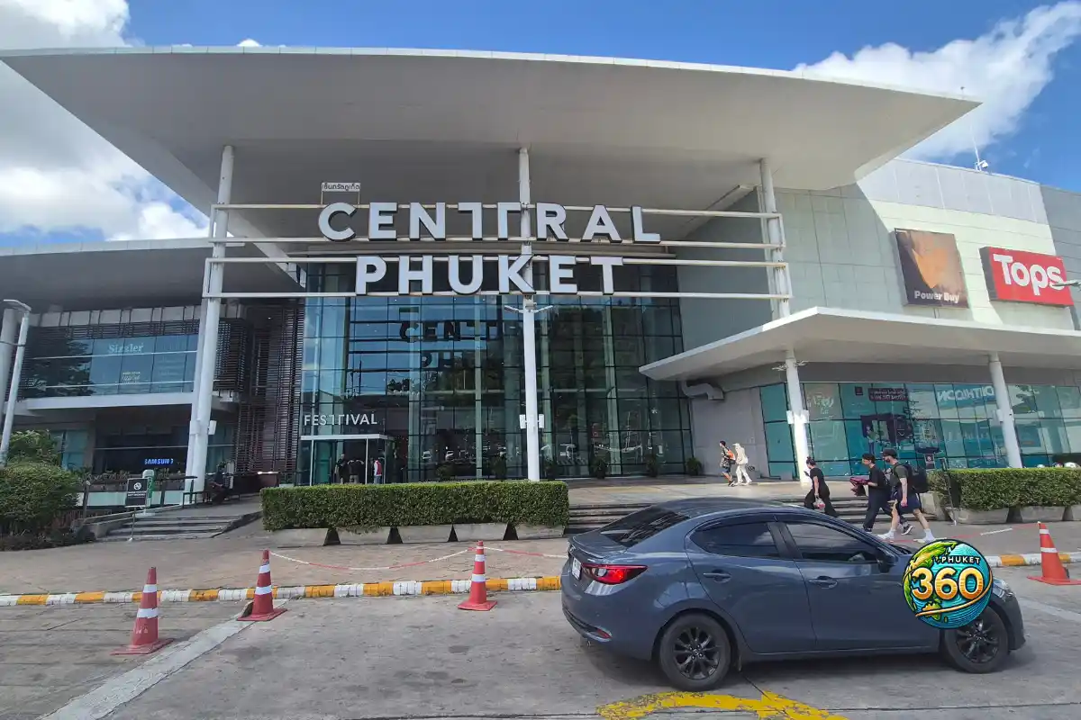 Façade principale de Central Phuket Festival avec enseigne et entrée vitrée à Phuket