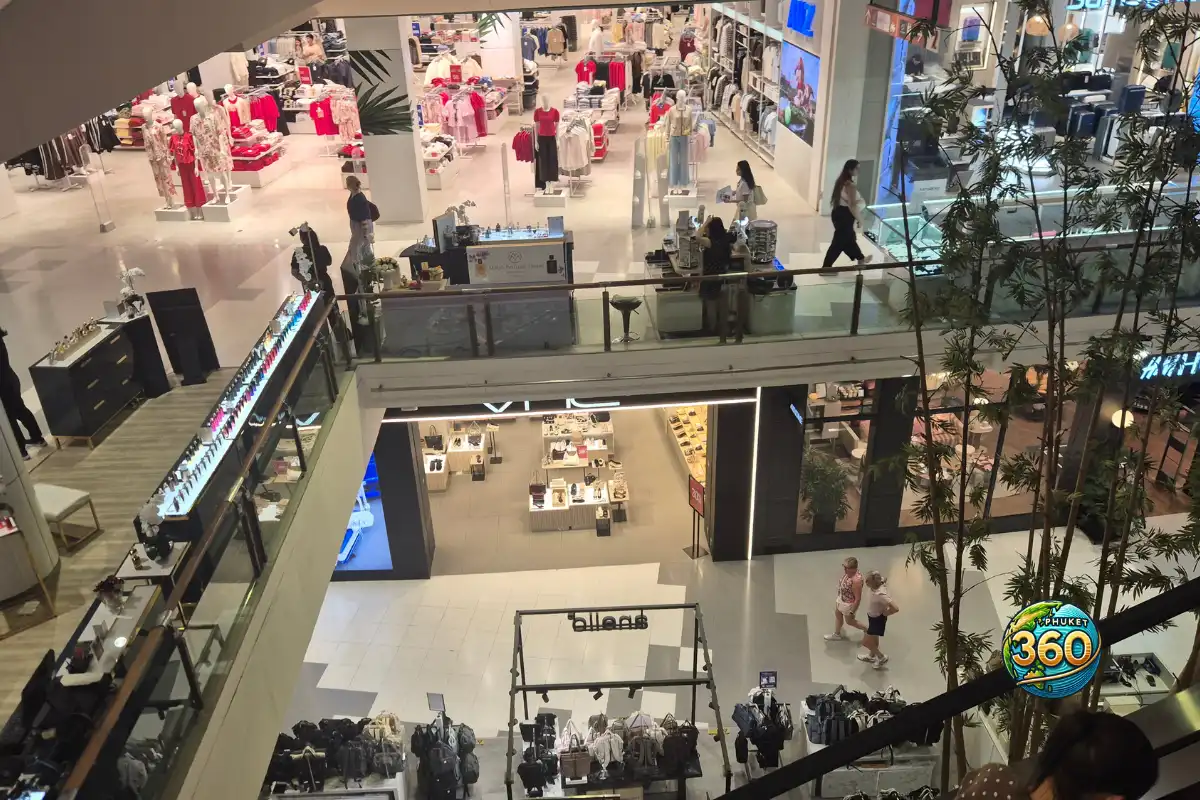 Vue intérieure des différents étages du centre commercial Central Phuket avec boutiques et allées