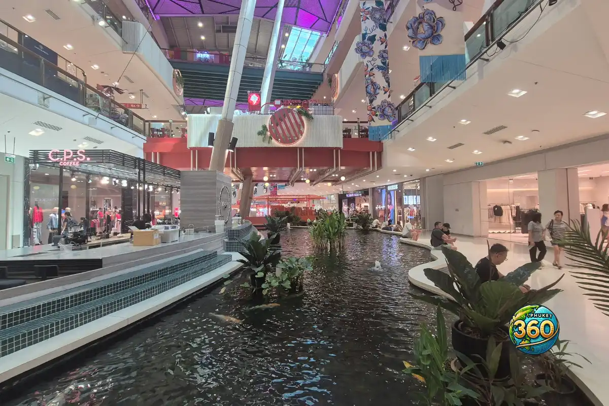 Bassin décoratif intérieur avec plantes et boutiques Zara et CPS Coffee dans le centre commercial Central Phuket