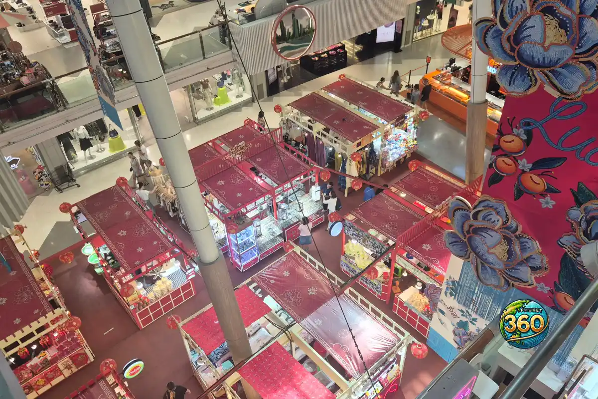 Kiosques de vente temporaires installés dans l’atrium du centre commercial Central Phuket