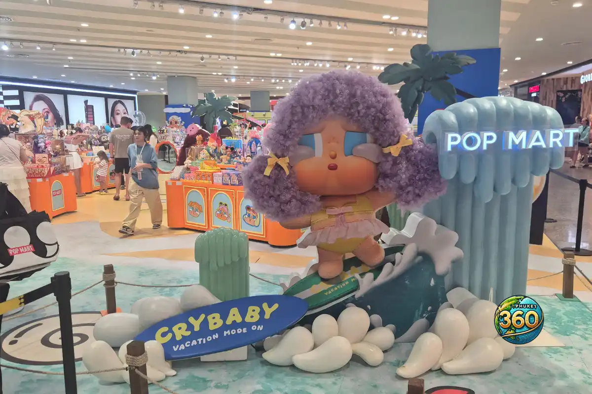 Statue Crybaby devant la boutique Pop Mart dans le centre commercial Central Phuket à Phuket