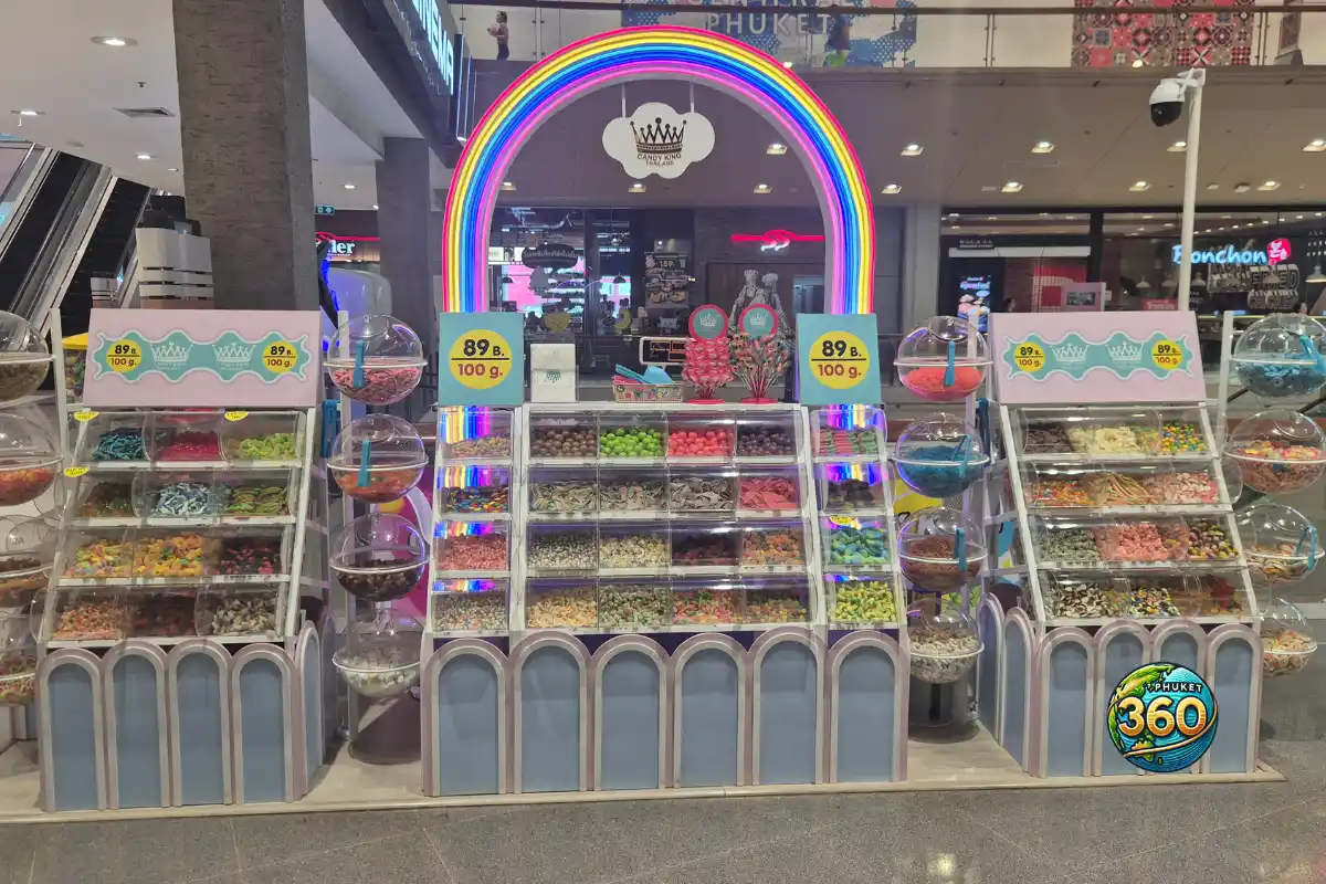 Stand coloré de bonbons en libre-service dans le centre commercial Central Phuket à Phuket