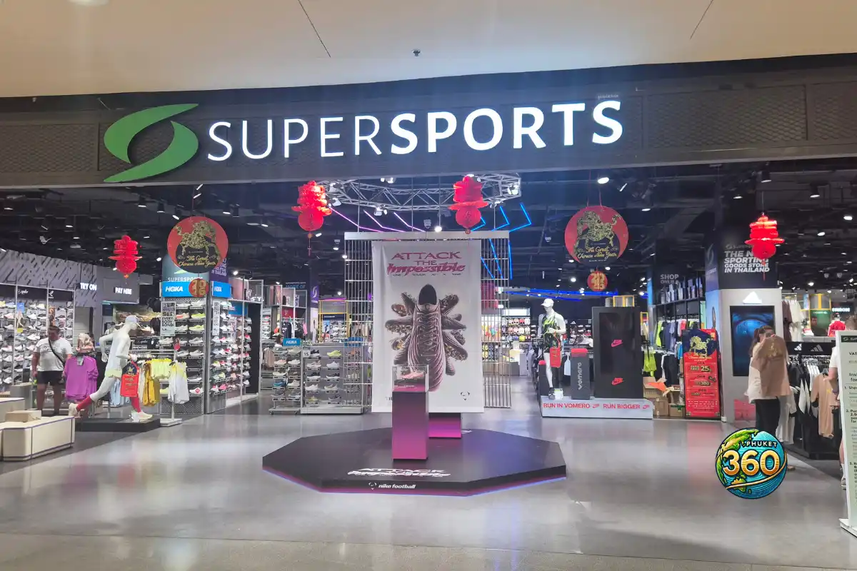Entrée du magasin Supersports avec équipements sportifs à Central Phuket à Phuket