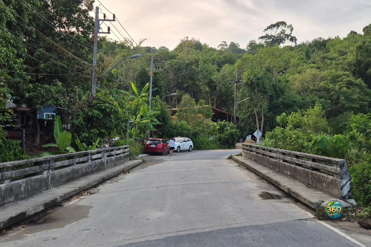Pont en béton près de Chalong Dam Reservoir à Phuket avec route, voitures et végétation tropicale dense
