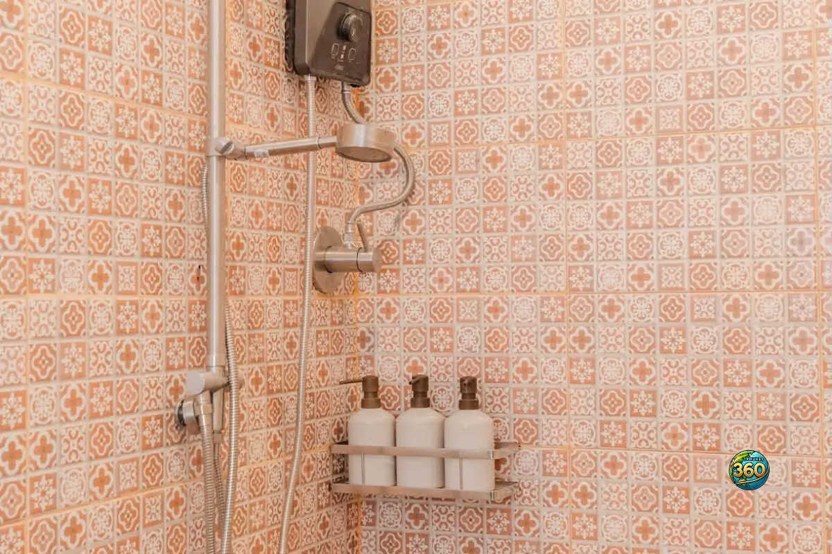 Douche avec carrelage rose décoratif