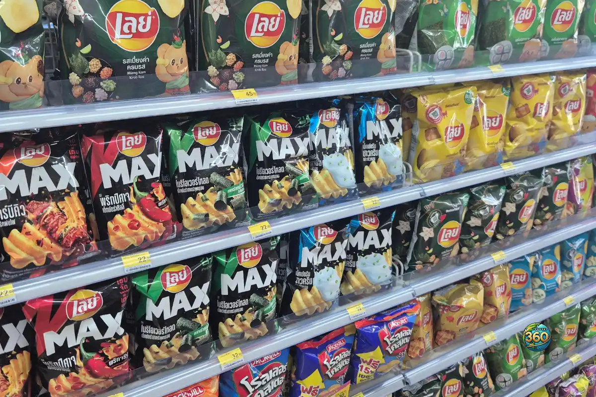 Chips Lay’s et snacks locaux en rayon dans un 7-Eleven en Thaïlande