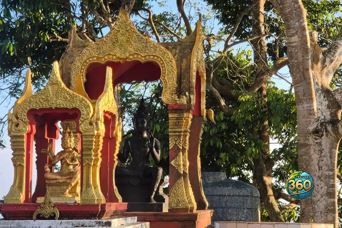 Petit sanctuaire avec statues bouddhistes dorées et noires près du Big Buddha de Phuket