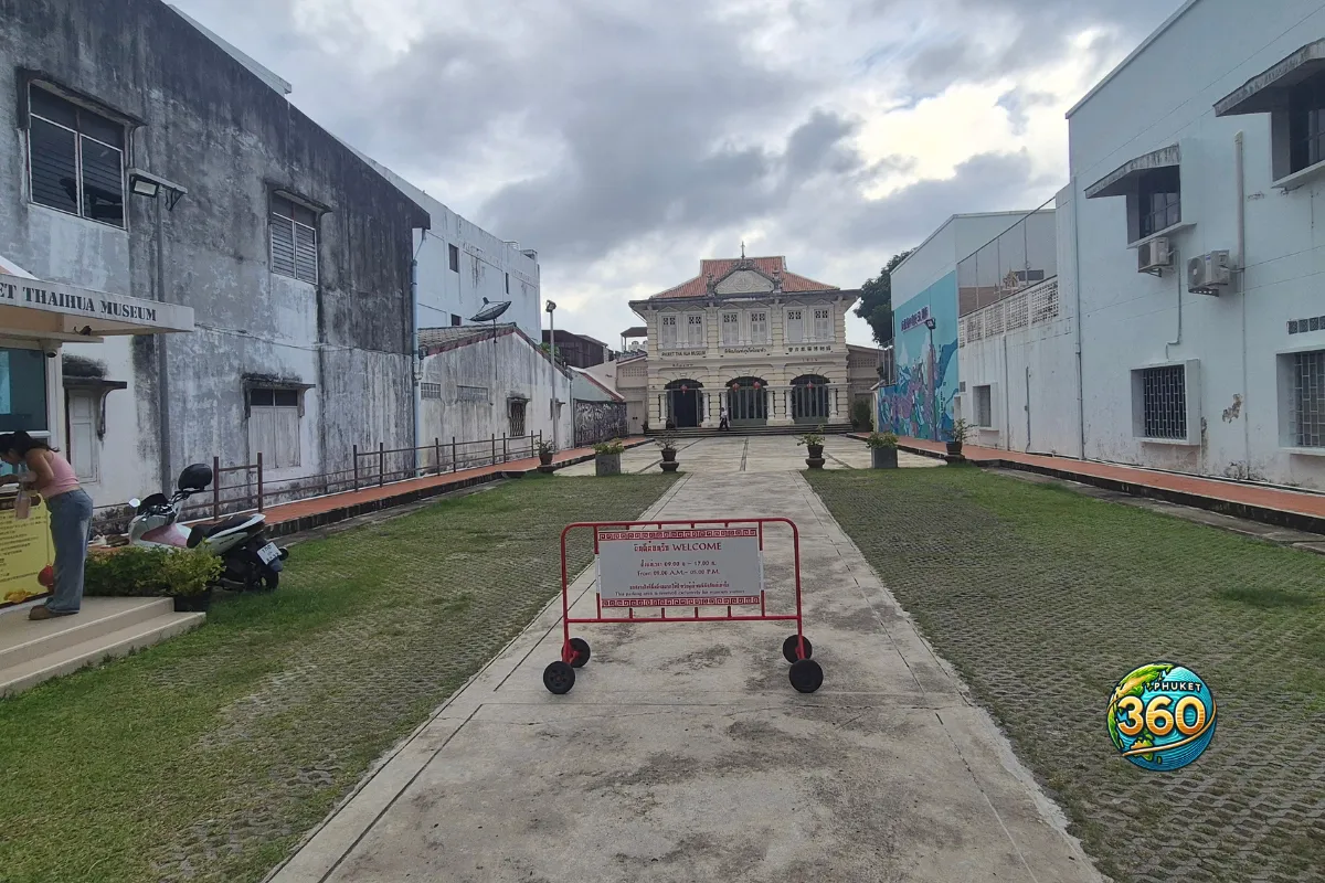 Cour extérieure du Phuket Thai Hua Museum avec bâtiment historique en arrière-plan