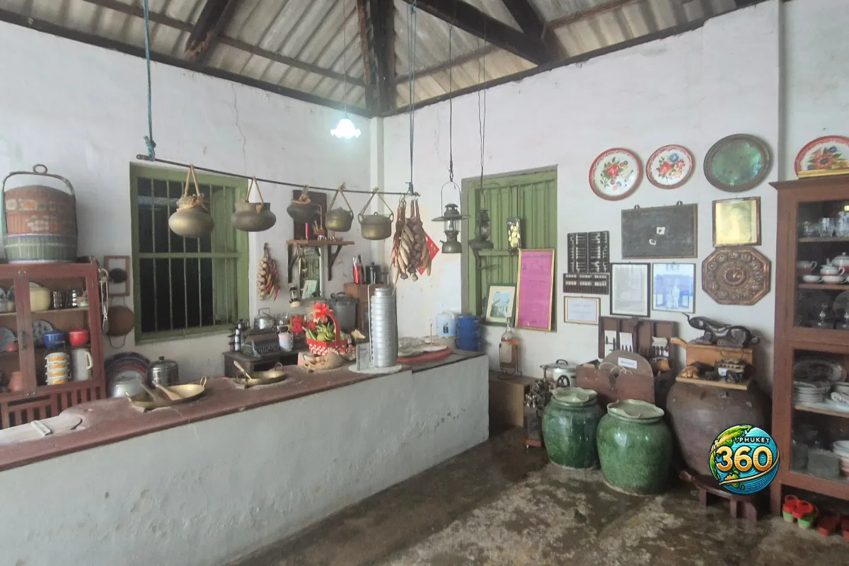 Ancienne cuisine de Chinpracha House avec ustensiles, jarres et vaisselle traditionnelle