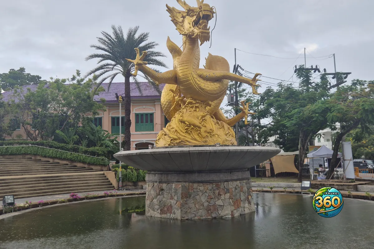 Statue de dragon doré dans un bassin près du centre historique de Phuket Old Town