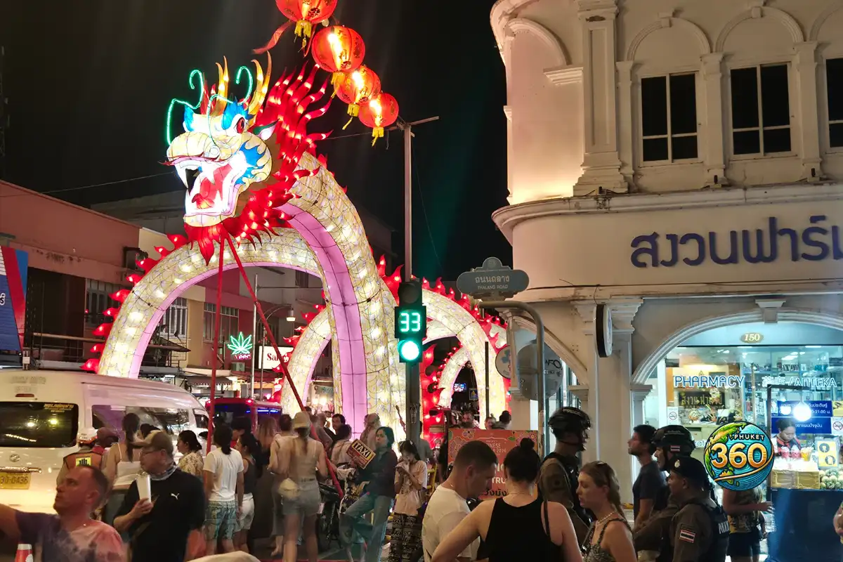 Dragon lumineux décoratif près de l’entrée du Lard Yai Night Market à Phuket Old Town