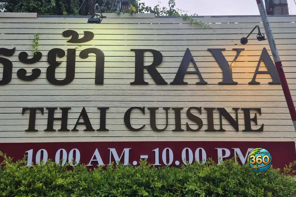 Enseigne du restaurant Raya Thai Cuisine à Phuket Old Town avec horaires d’ouverture