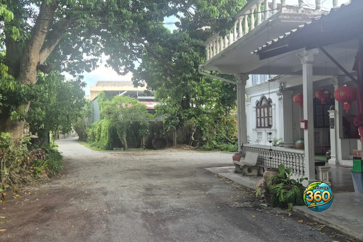 Entrée de Chinpracha House entourée d’arbres et de végétation à Phuket