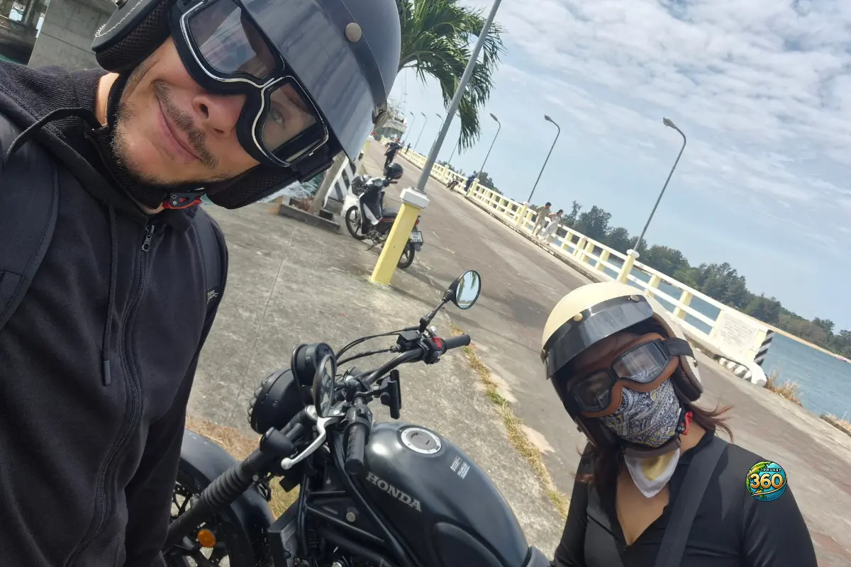 Anthony et Miu en repérage à moto au bord de mer à Phuket