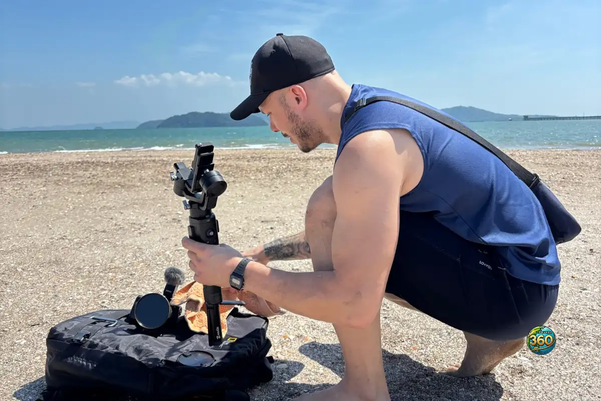 Anthony de Phuket360 en train de filmer sur une plage de Phuket