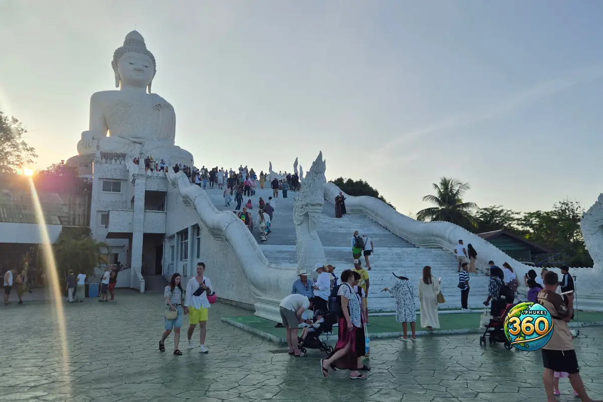 Escaliers du Big Buddha de Phuket avec sculptures de naga et visiteurs