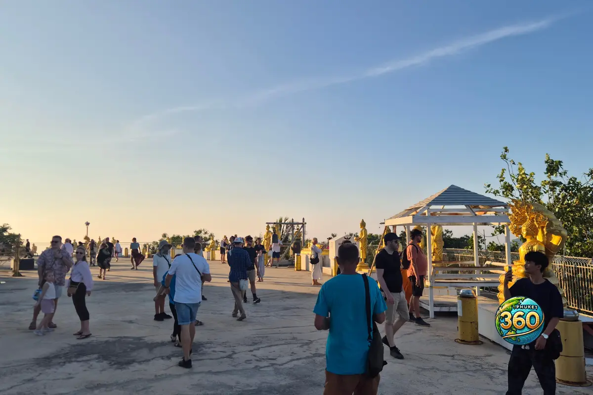 Touristes visitant l’esplanade du Big Buddha de Phuket au coucher du soleil