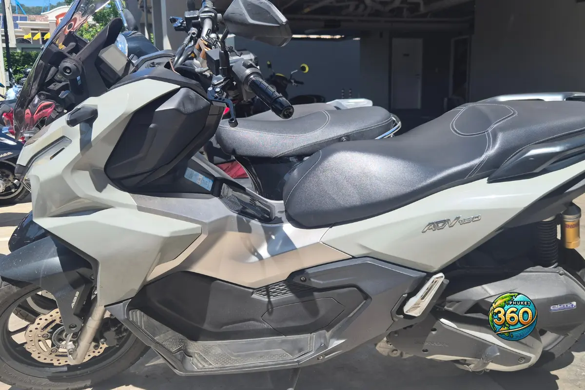 Exemple d'un scooter ADV sur un parking en Thaïlande
