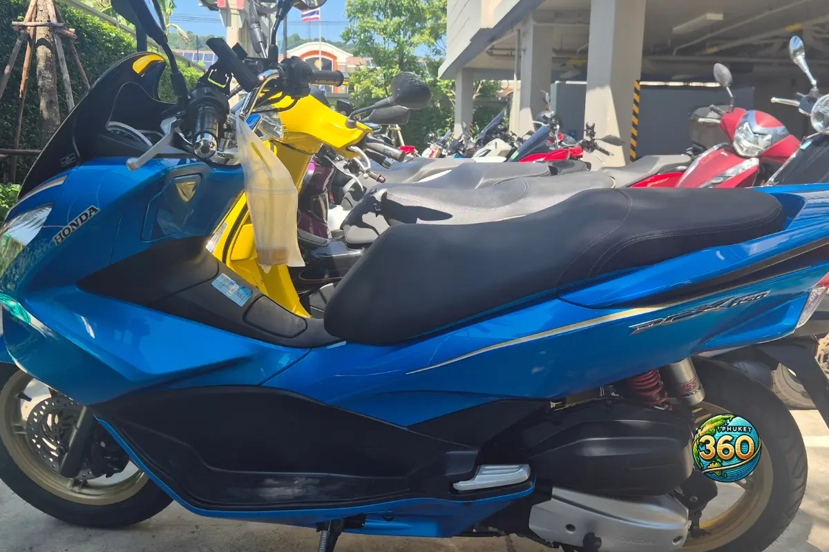Exemple d'un scooter PCX sur un parking en Thaïlande