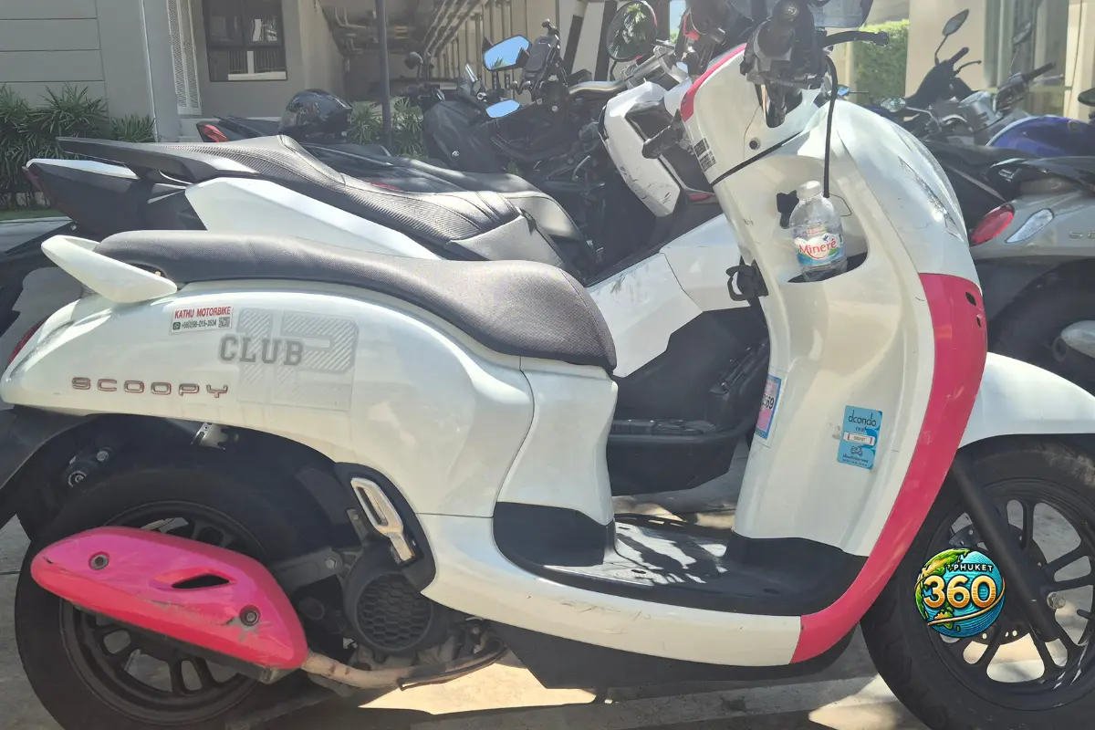 Exemple d'un scooter Scoopy sur un parking en Thaïlande
