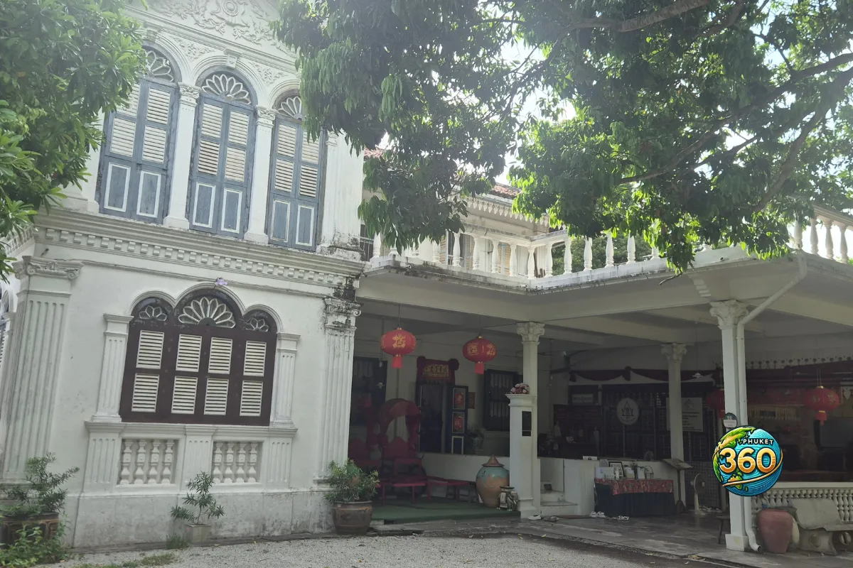 Façade ancienne de Chinpracha House avec volets, colonnes blanches et lanternes rouges
