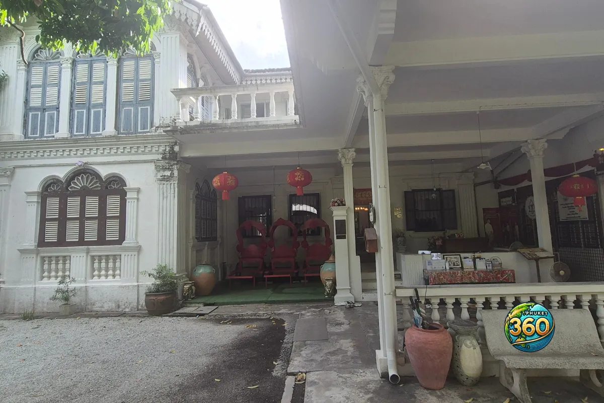 Façade blanche de Chinpracha House avec volets anciens et lanternes rouges