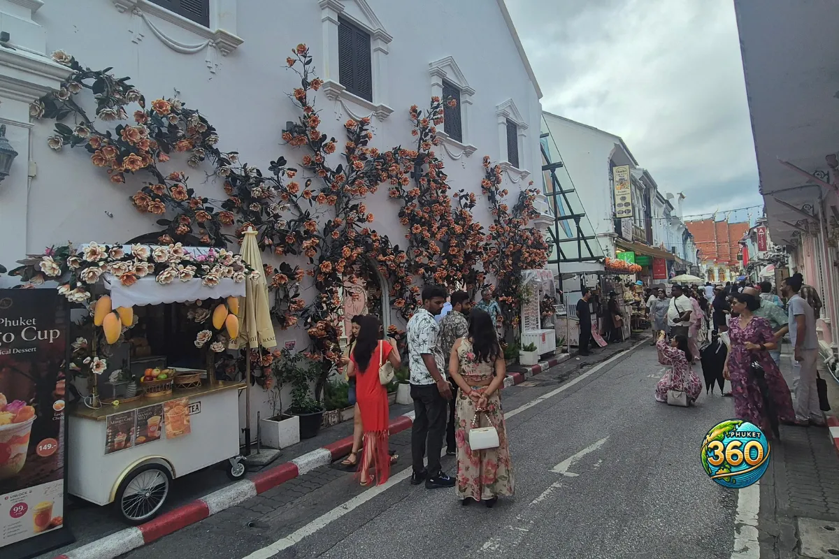 Façade fleurie dans une rue animée de Phuket Old Town, avec boutiques