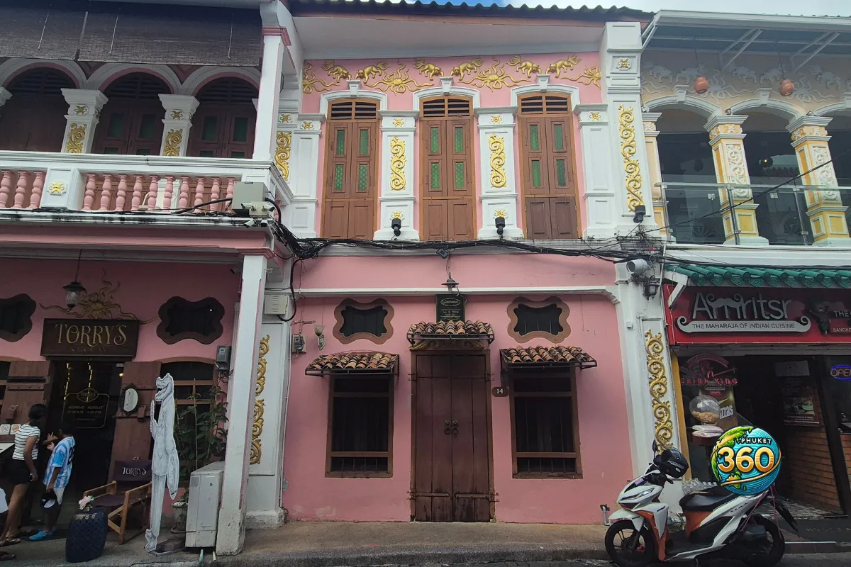 Façade rose de style sino-portugais dans une rue de Phuket Old Town
