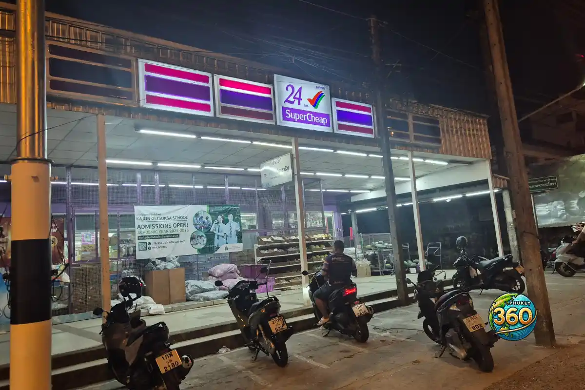 Façade d'un SuperCheap à Phuket de nuit