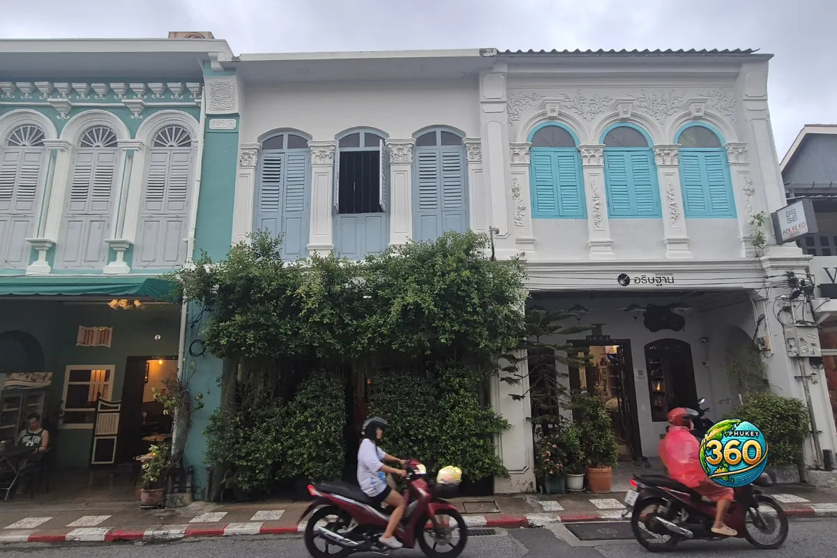 Façades blanches et bleues de style sino-portugais dans une rue de Phuket Old Town