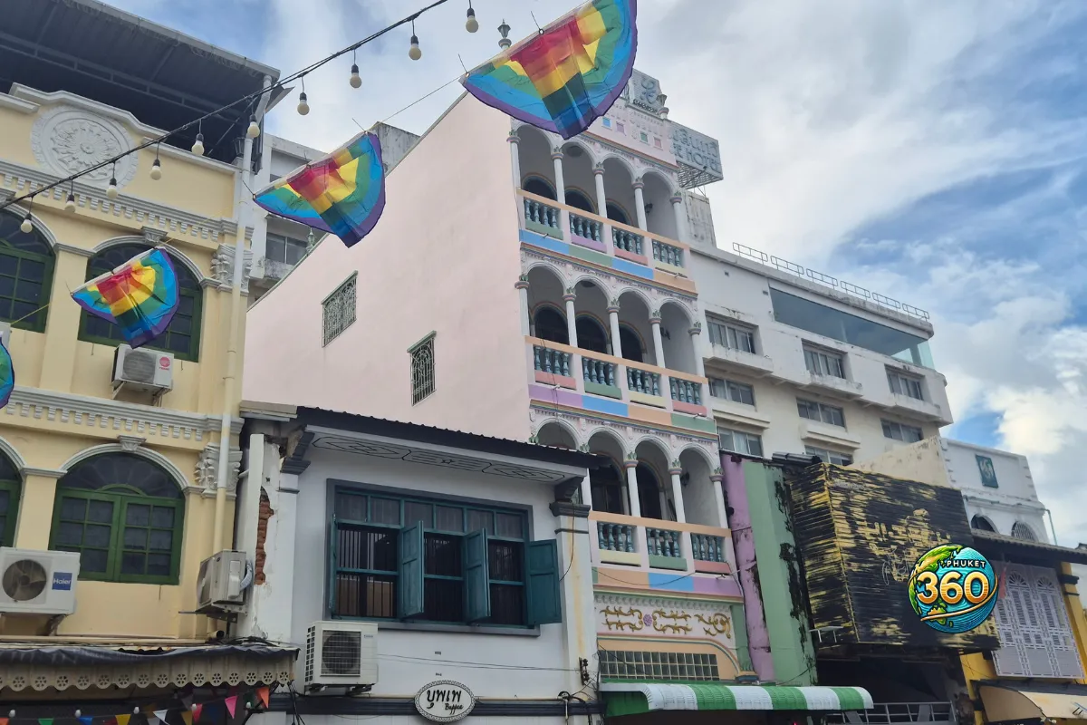 Façades colorées de Phuket Old Town avec décorations arc-en-ciel suspendues dans la rue