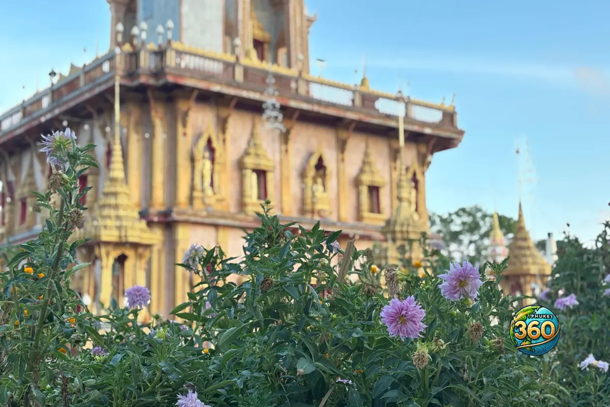 Fleurs colorées devant un bâtiment du temple Wat Chalong à Phuket