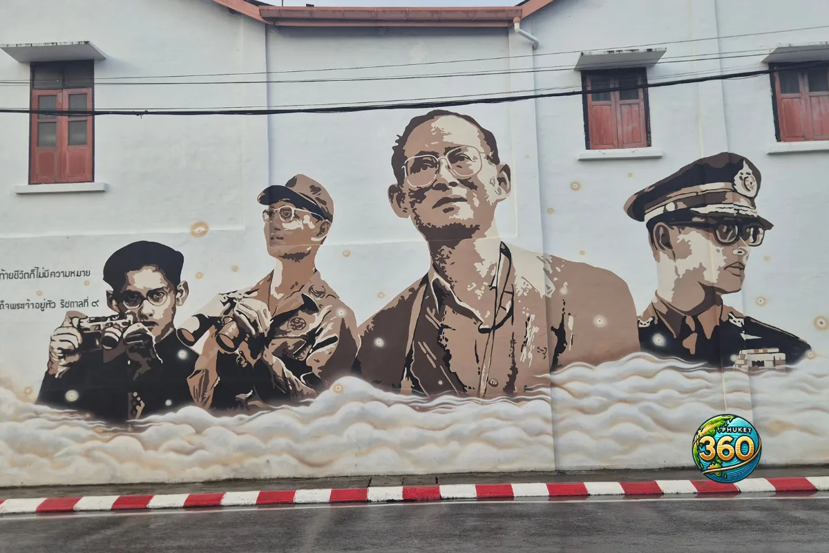 Fresque murale historique sur une façade de Phuket Old Town après la pluie