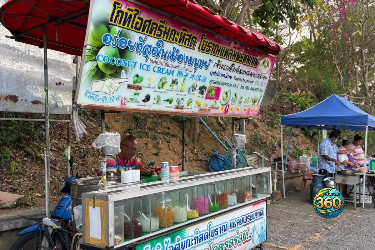 Stand de glace à la noix de coco près du point de vue de Promthep Cape Phuket
