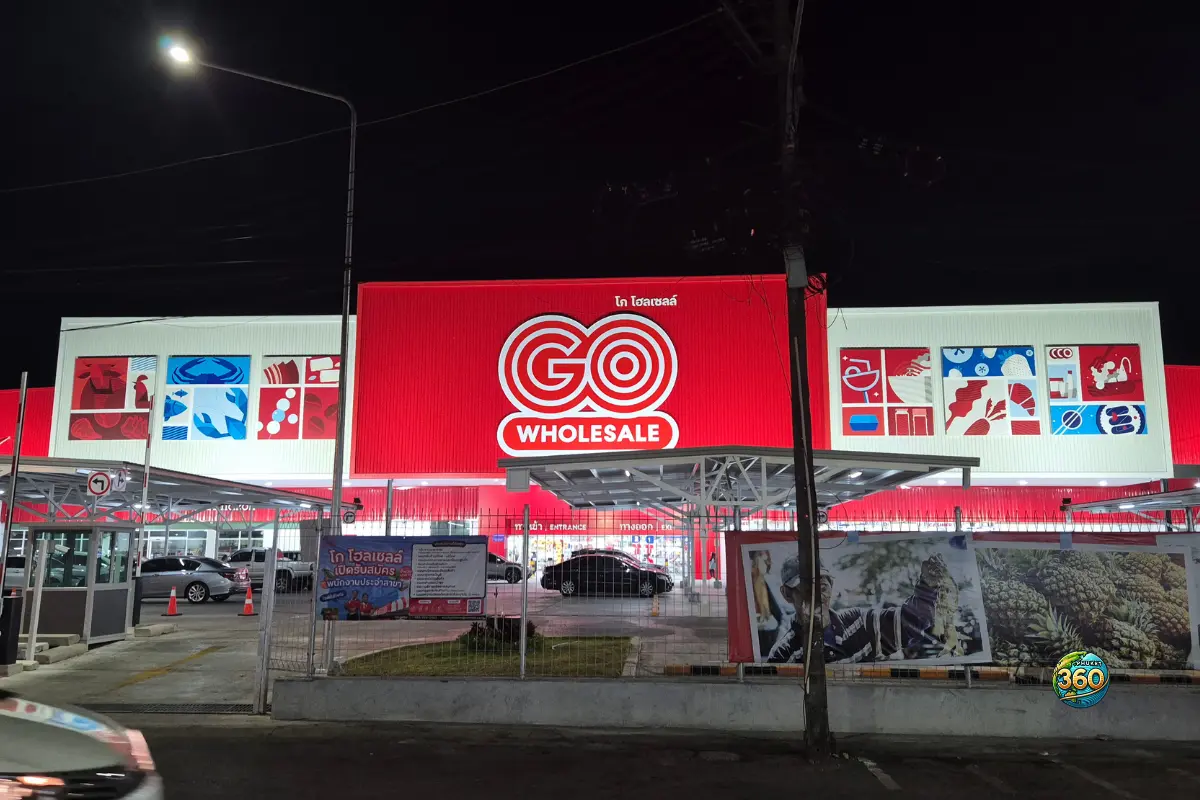 Façade du magasin GO Wholesale à Phuket, éclairée de nuit, Thaïlande